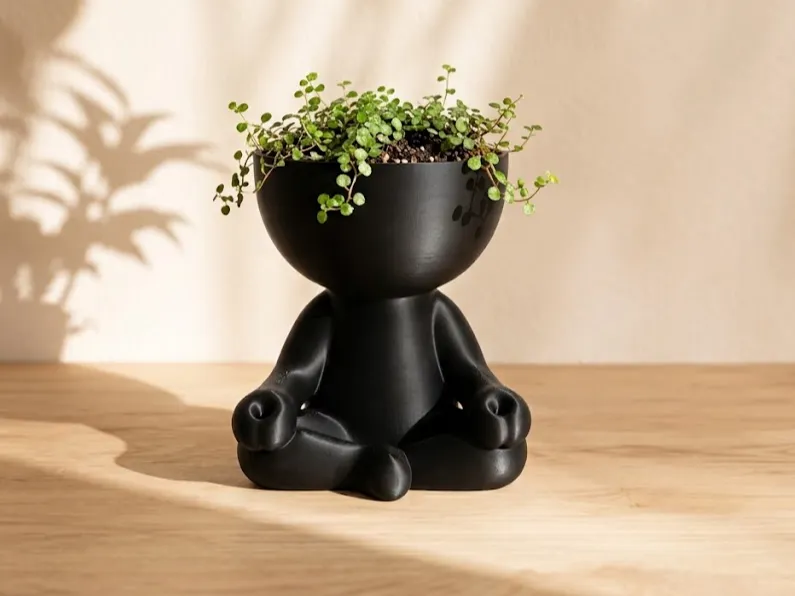 Maceta decorativa: Buddy Planter - Meditating. Referencia del modelo original.