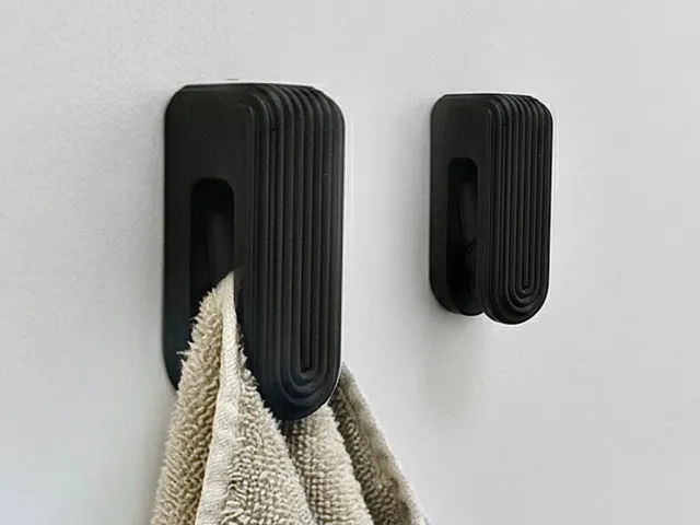 SELF-LOCKING COAT HANGER