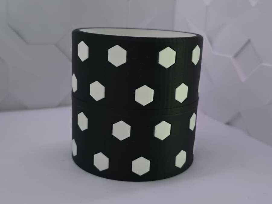 Moderner Stiftehalter mit Waben Design