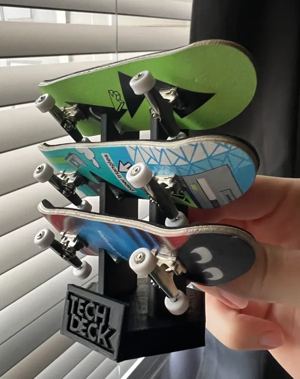 Support pour mini skateboard à base élargie