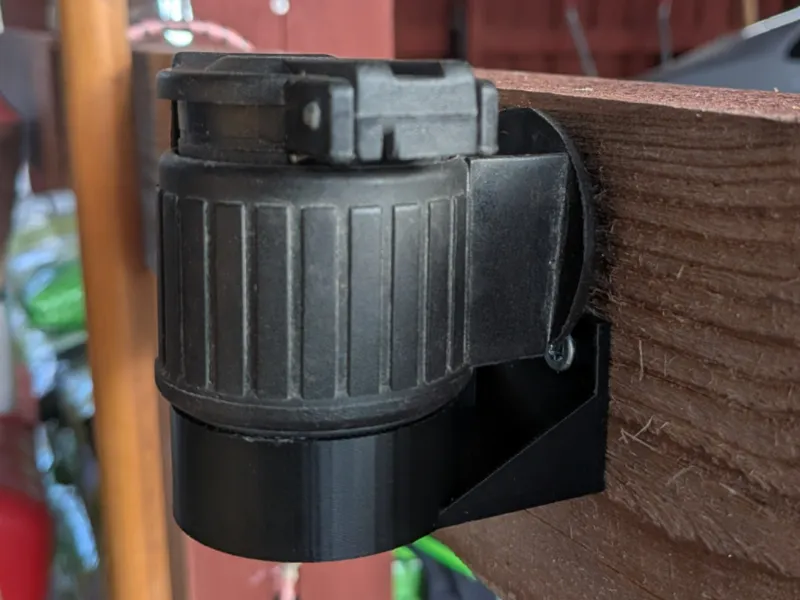 Trailer adapter 7-13 wall mount