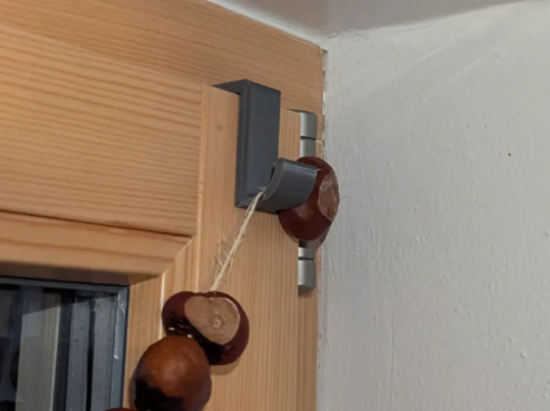 stabiler Haken für den Fensterrahmen