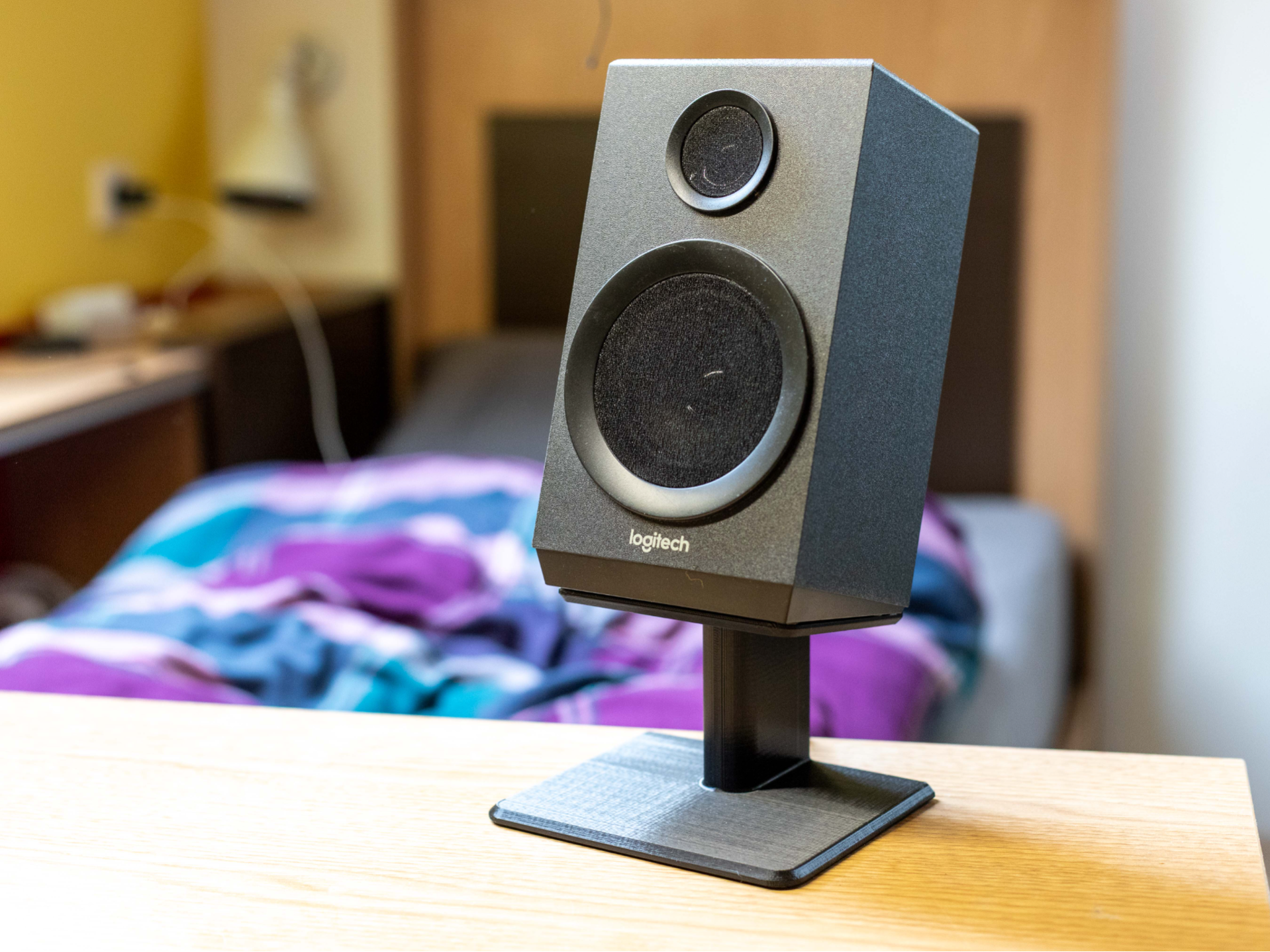 Desk speaker stand