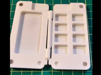 A pocket palette for painting with a hinge
