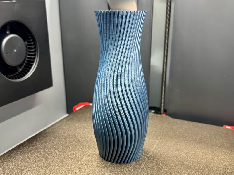 Vase Model 3 - slim - twisted - double walled