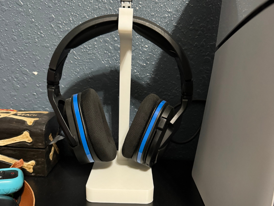Simple headphone holder with USB storage