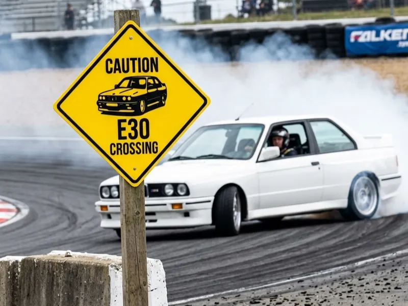 Caution E30 crossing Schild