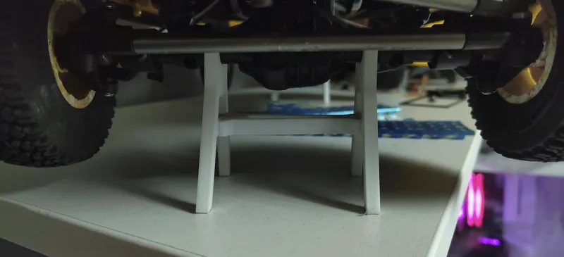 SCX10 RC model stand with screws