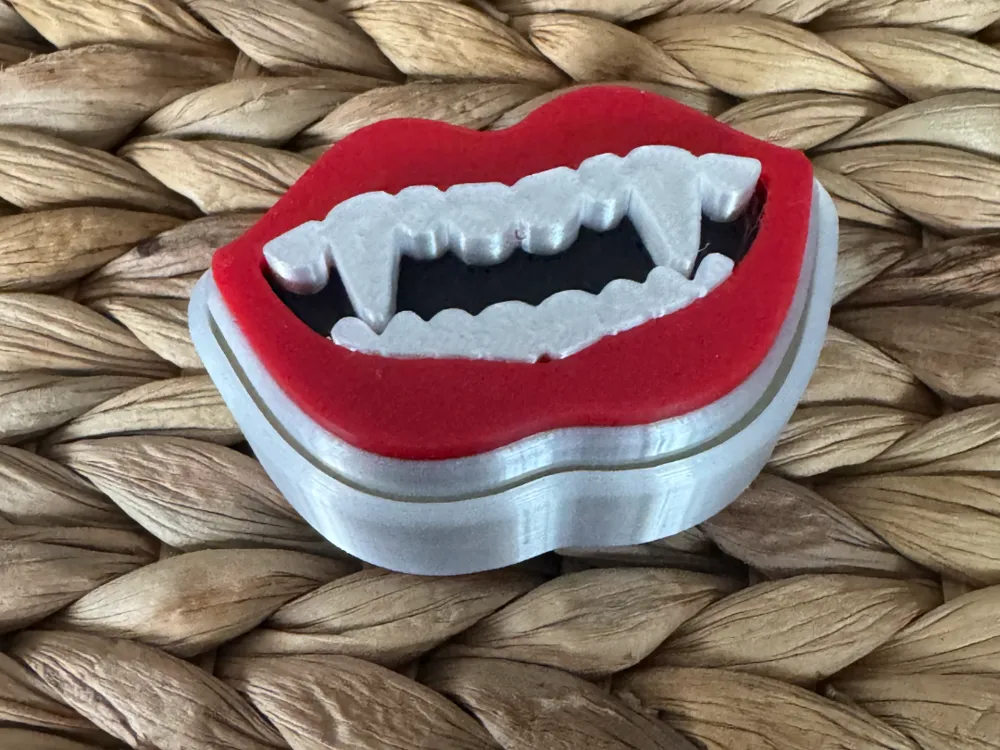 Accesorio para impresora 3D: Vampire Teeth clicker (AMS NEEDED). Referencia del modelo original.