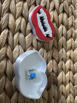 Accesorio para impresora 3D: Vampire Teeth clicker (AMS NEEDED) — vista de referencia 2