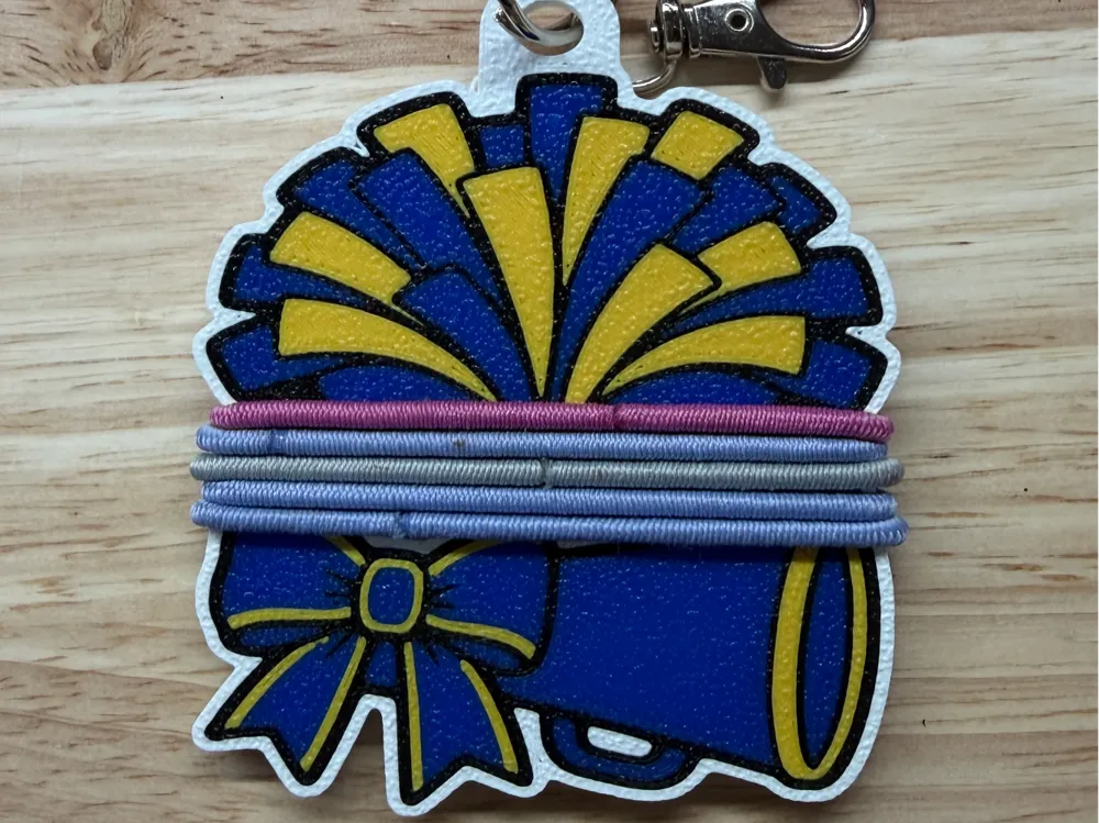 Accesorio para sujetar ligas de cabello: Hair Tie Keychain Holder - Cheer. Referencia del modelo original.