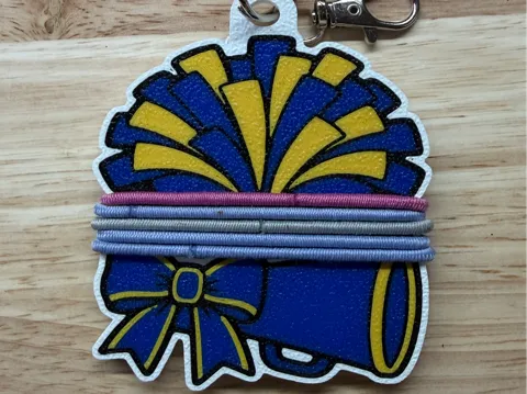 Accesorio para sujetar ligas de cabello: Hair Tie Keychain Holder - Cheer — referencia de MakerWorld