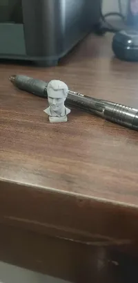 Buste miniature Charlie Kirk — photo 5