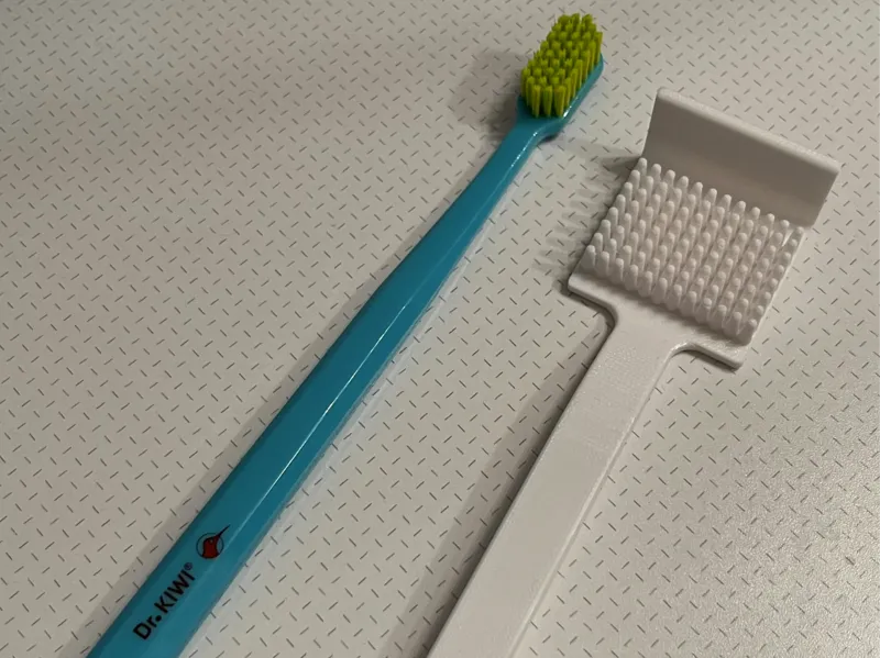 Toothbrush cleaner and dryer