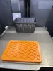 One plate - two colors w/lid