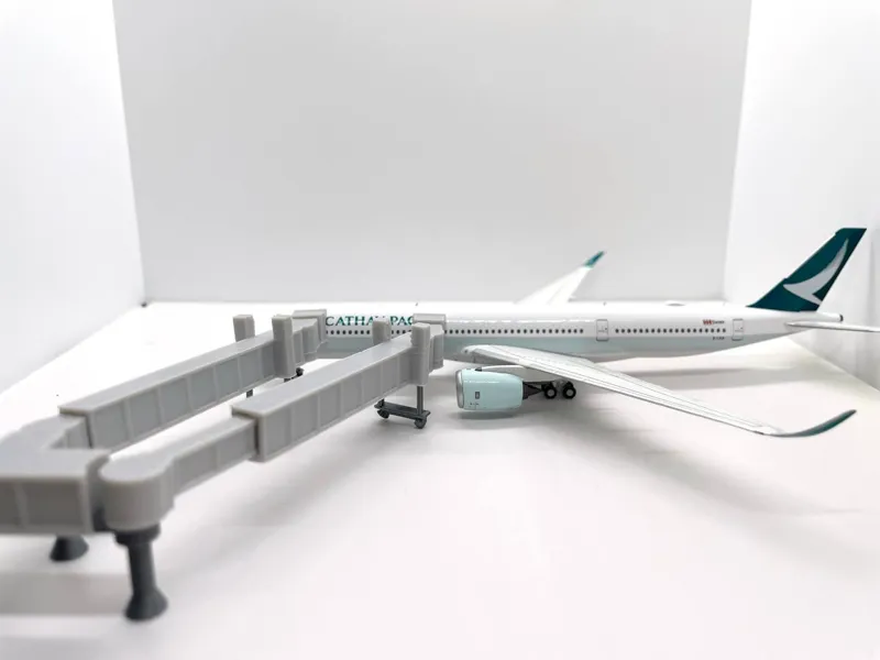 Airport Dual Widebody Jetways 1:400 GSE