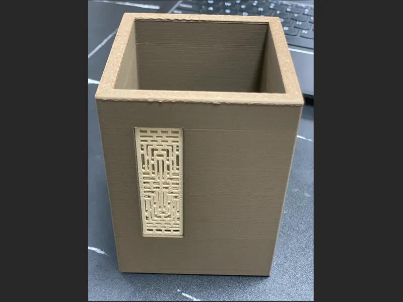 雕花窗户笔筒