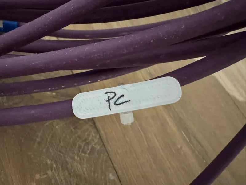 Flat minimalistic cable label 