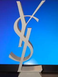 Logo YSL avec socle — photo 3