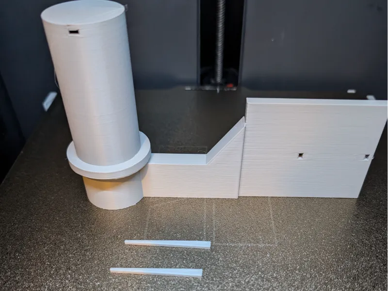 Straight horizontal small spool adapter with pins