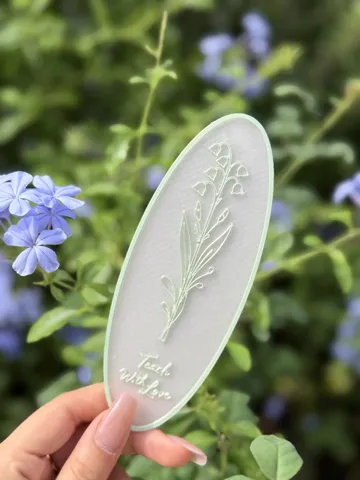 Modelo para impresión 3D: 教师节透明欧根纱书签铃兰、苹果、书本、铅笔 — vista de referencia 3