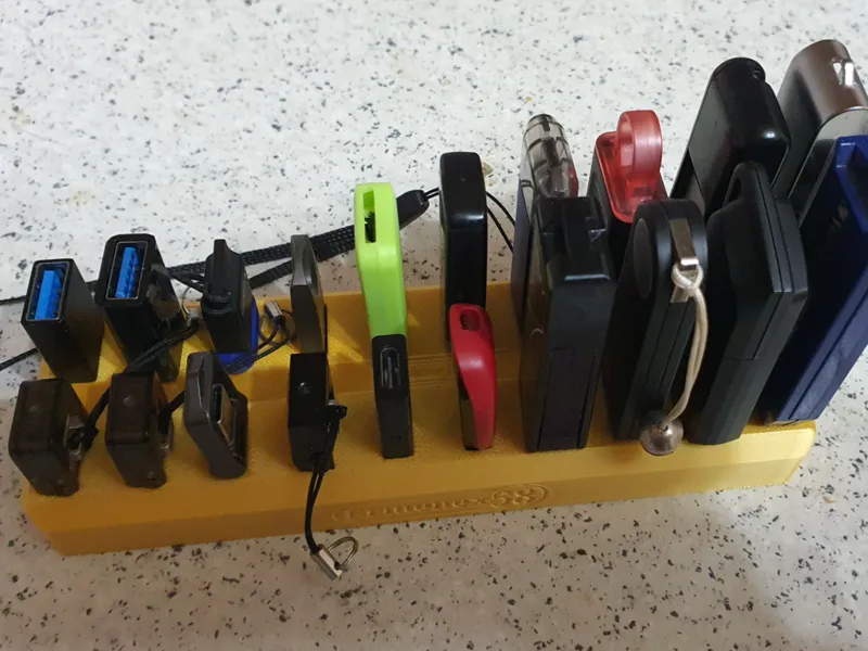 Supporto per 20 Pendrives USB
