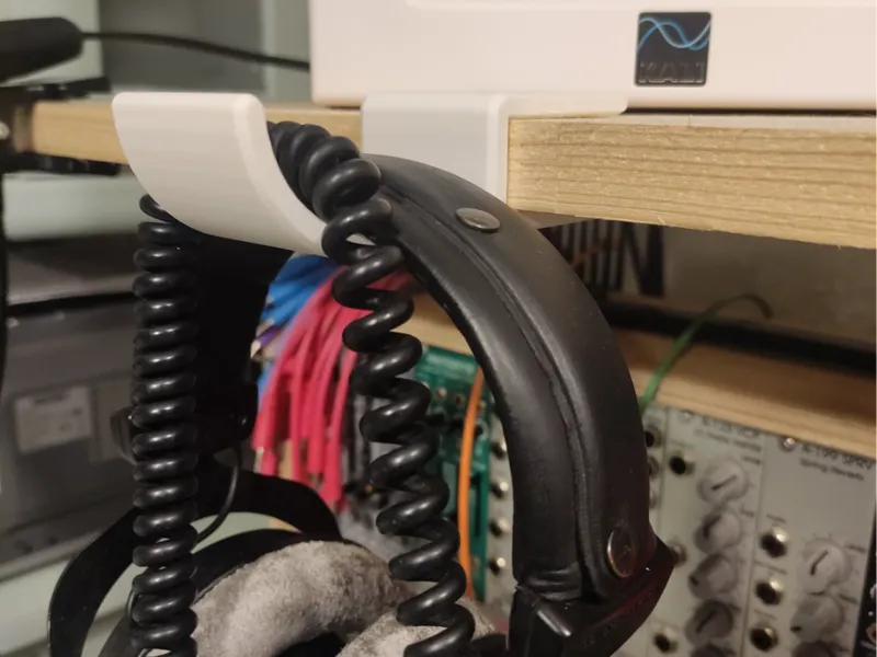 Headphones / Shelf hang