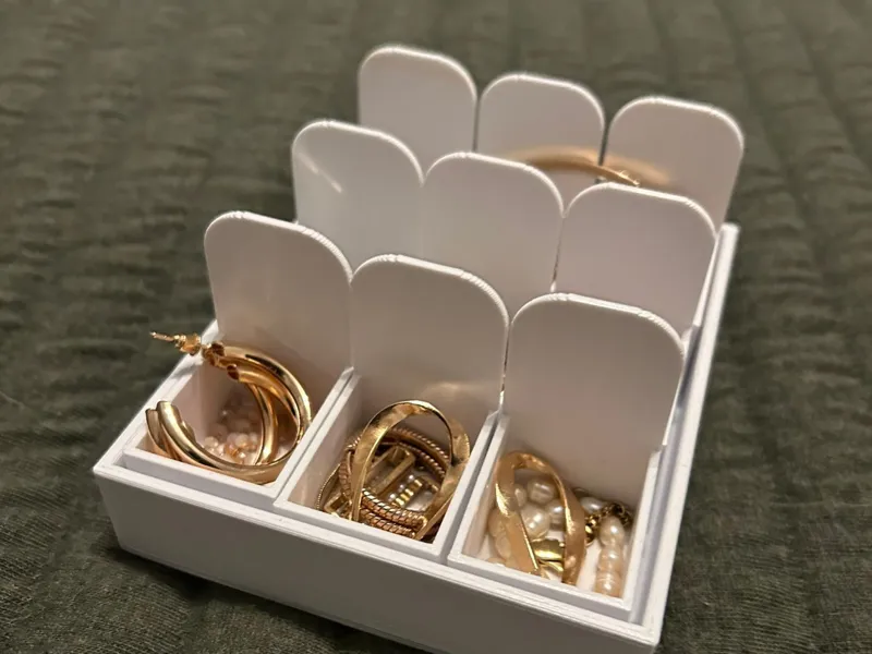 Schmuckkästchen mit herausnehmbaren Fächern