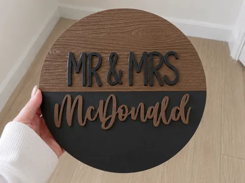 Letrero o emblema decorativo: Custom Personalised Wood Grain Effect Round Plaque — referencia de MakerWorld
