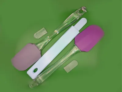 Spatula handle for silicone blade with longer lip
