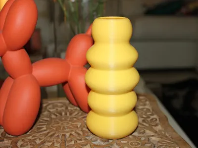 Vase with volumetric shapes