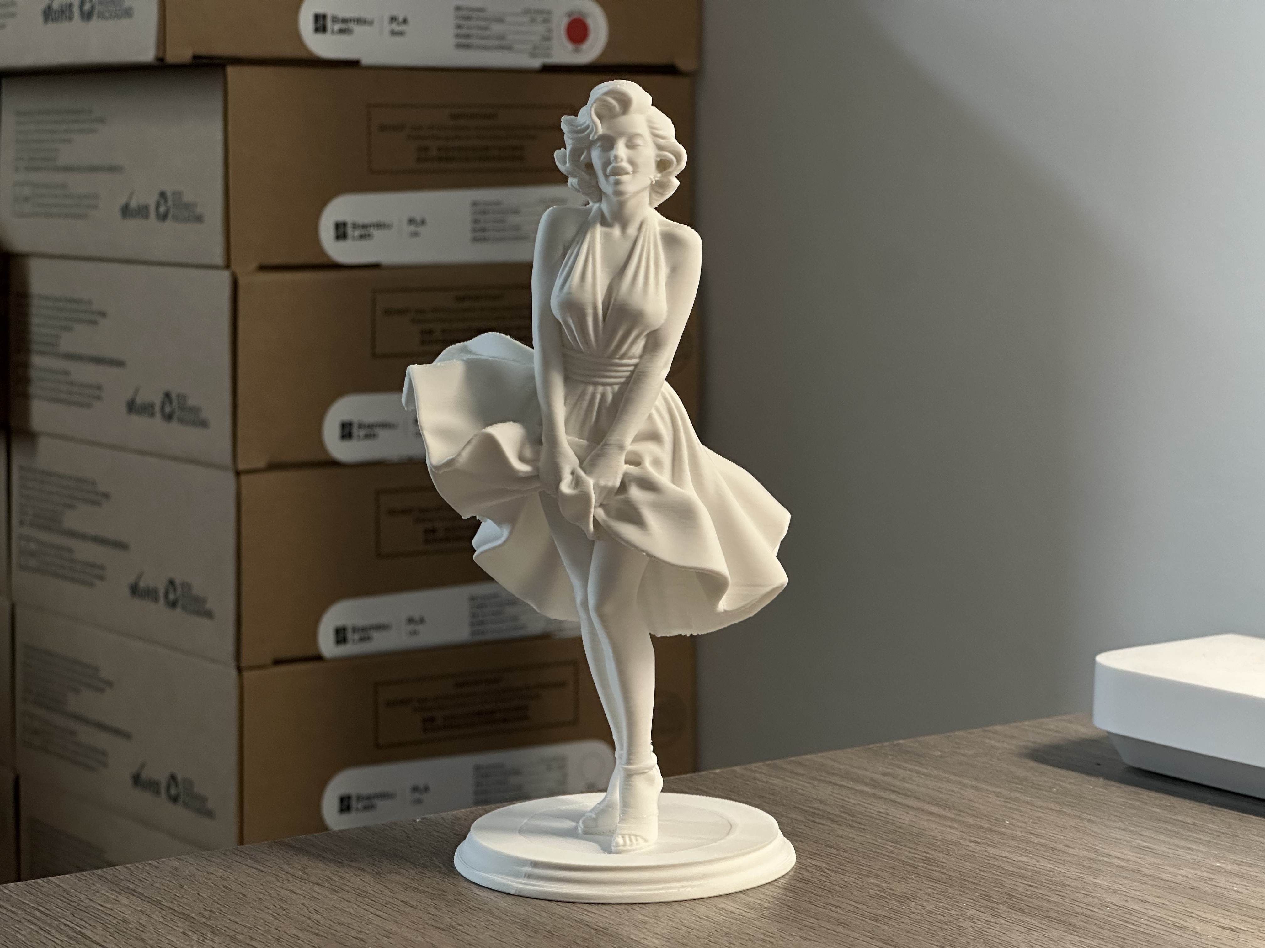 Miniatura 1 do modelo 3D 玛丽莲梦露 经典捂裙子 一体打印 简单支撑