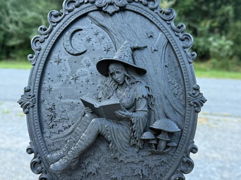 Marco decorativo: Witch Reading Frame. Referencia del modelo original.