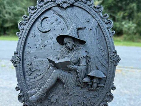 Marco decorativo: Witch Reading Frame — referencia de MakerWorld