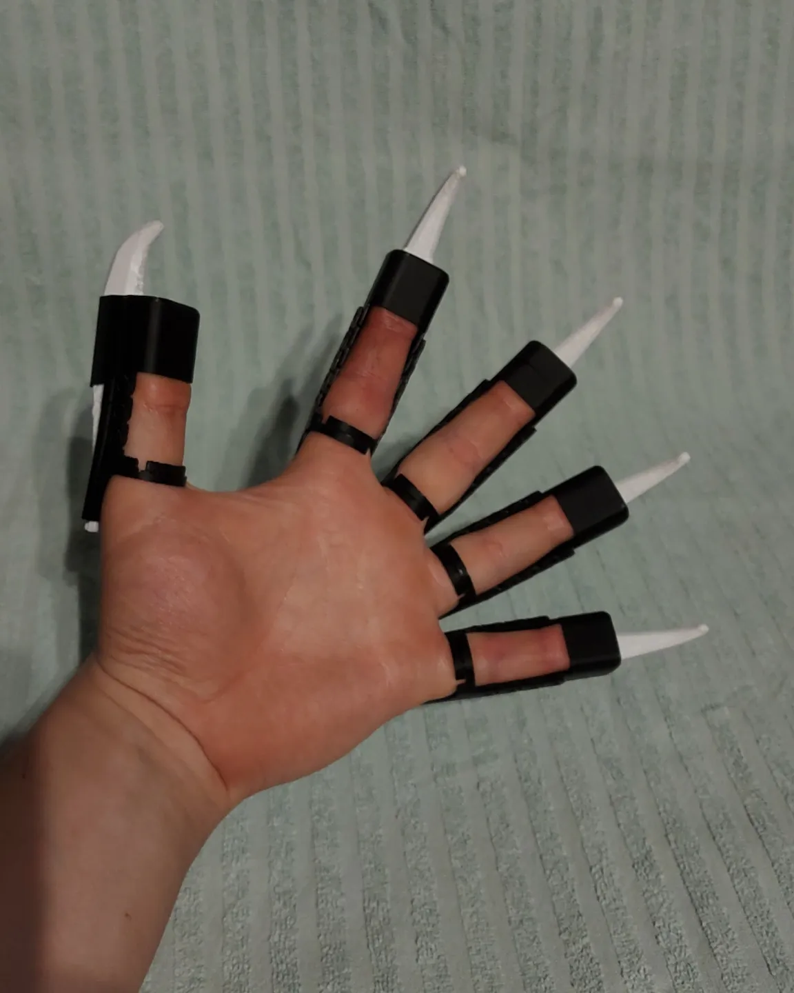 Extending claws view 4