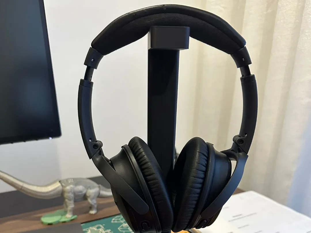 Support casque avec plateau de rangement