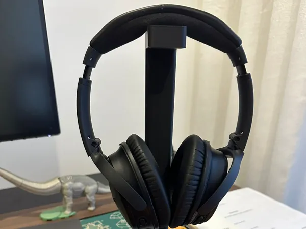 Support casque avec plateau de rangement