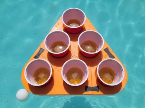 Soporte: Floating Beer Pong Rack – 6 Cup Pool Float — referencia de MakerWorld