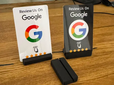 Soporte: Google NFC Review Card Stand Holder Small — referencia de MakerWorld