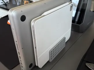 Verticalstand MacBookPro2012 and iPadAir 5