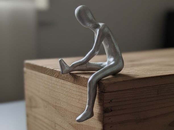 Sculpture of a Seated Man Escultura Hombre Sentado