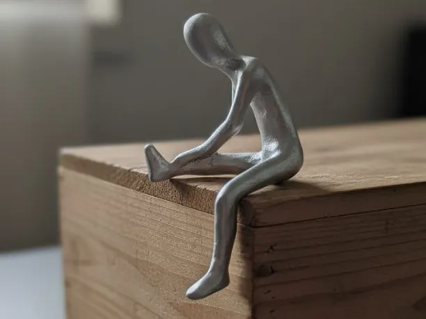 Sculpture of a Seated Man Escultura Hombre Sentado