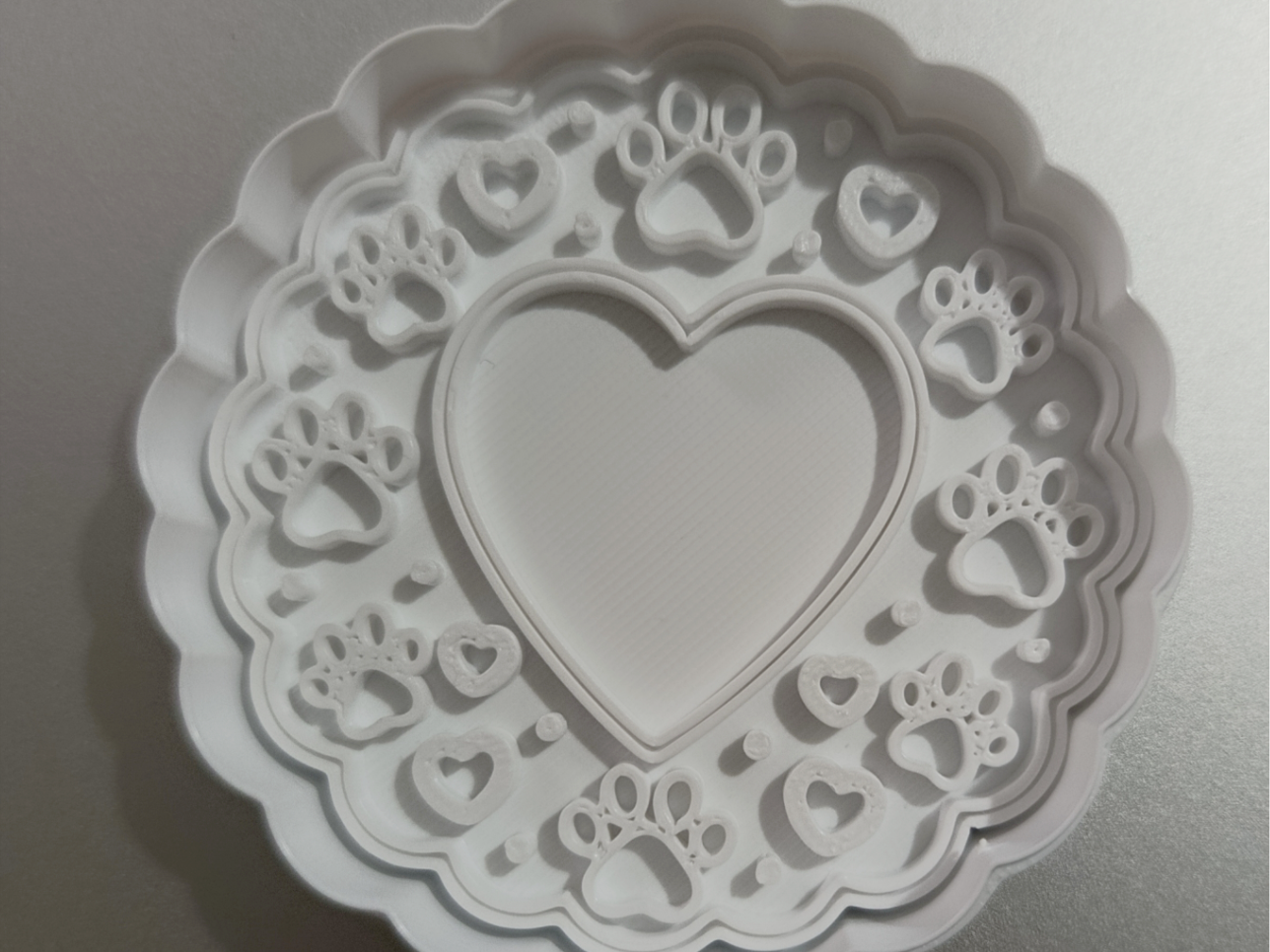 Formina cuore circondato da zampette