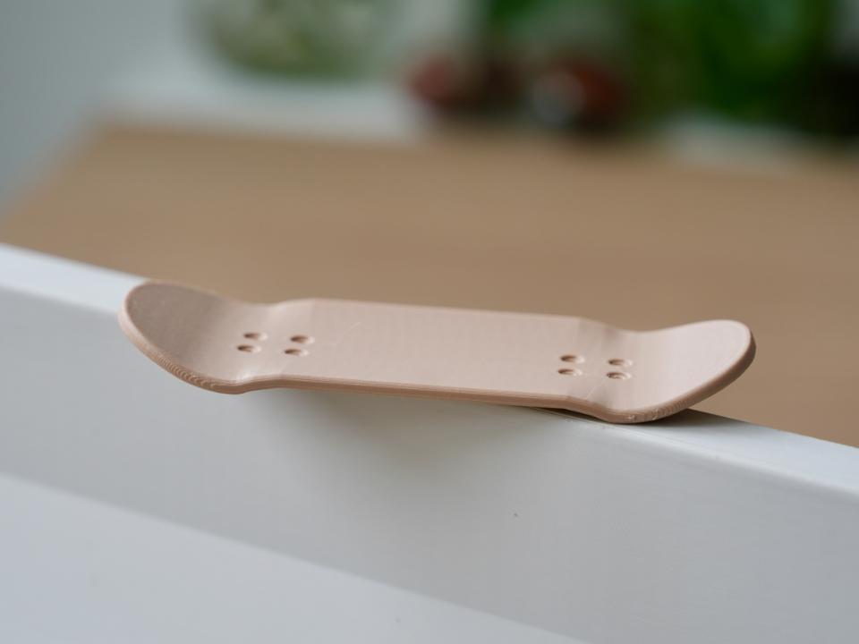 Miniatura 1 do modelo 3D Customizable Fingerboard Deck (parametric)