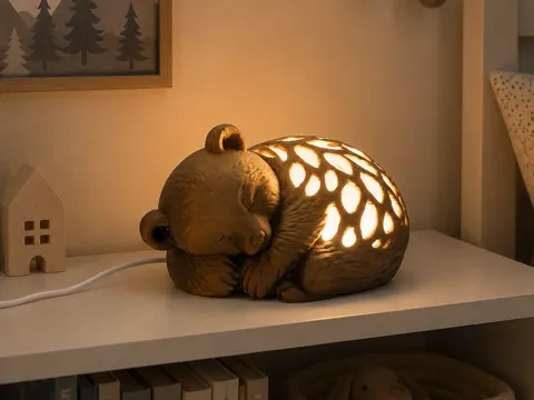 Letrero o emblema decorativo: Sleeping Bear Night Light — referencia de MakerWorld