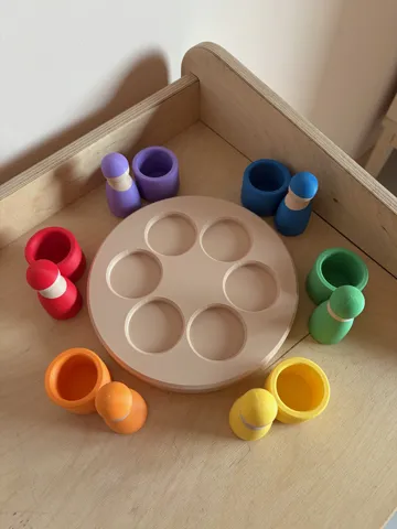 Letrero o emblema decorativo: Open Ended Bowl For Peg Dolls Sorting Game — vista de referencia 5