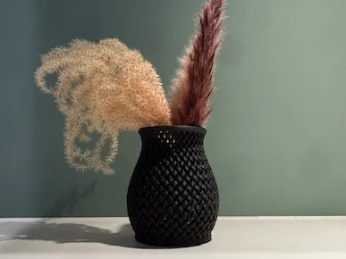 Braided vase – Modern woven elegance