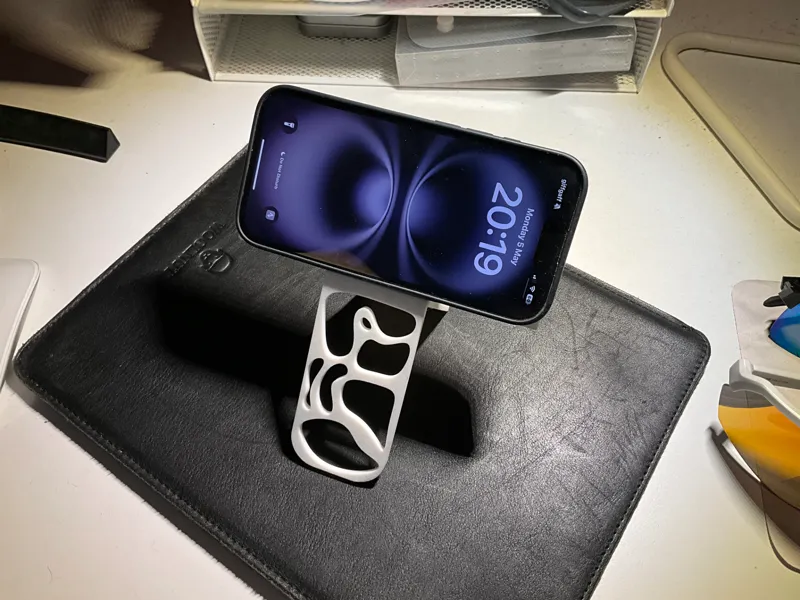 Voronoi Phone Stand
