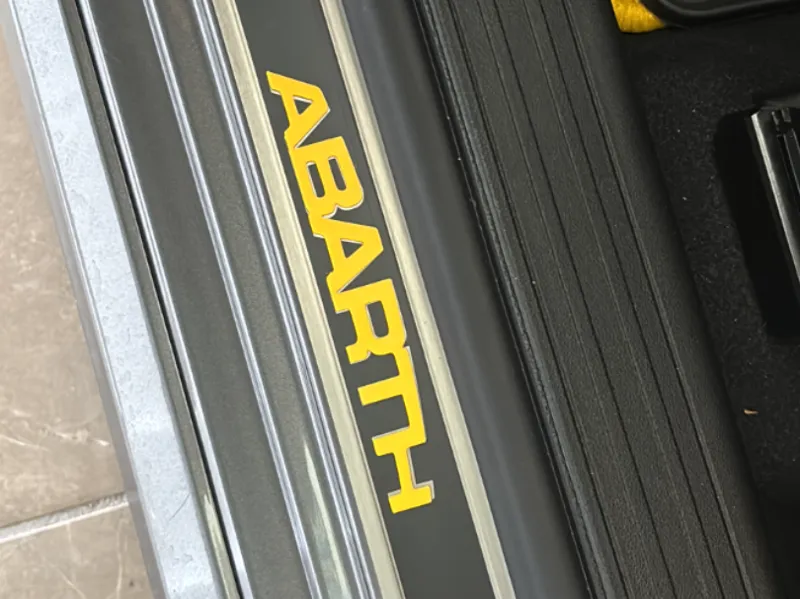 Abarth scritta battitacco