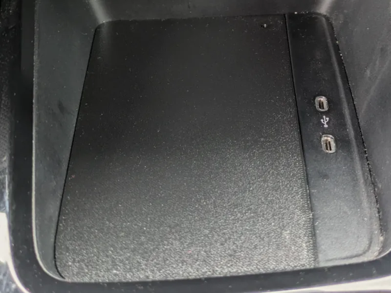 Skoda Octavia 4 phone shelf, Qi charger